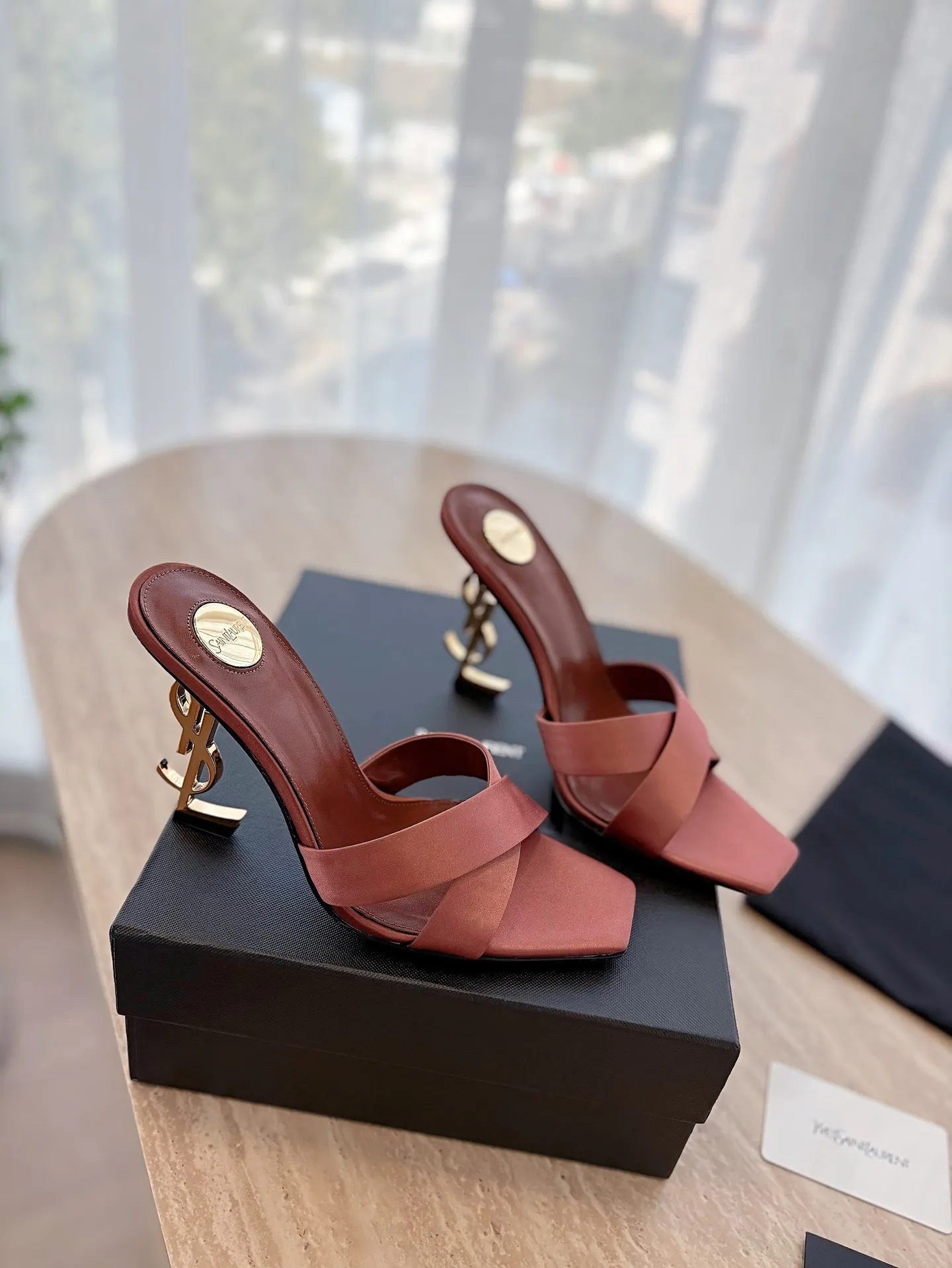 👟👟Ex-factory price 560👟👟 "SAINT LAURENT*" Yves Saint Laurent 25ss/hot YSL high heels and slippers in summer New shoe type·Only YSL understands women's hearts best and does not accept refutation Super invincible feminine artifact, a must-have for women (✅Z products are customized from the whole body, perfect consistency) New last type. Compare the differences between pictures and goods on the market ✔Upper: Customized imported silk ✔Inner lining: imported sheepskin ✔Sole: imported genuine leather outsole ✔Heel height: 10.5cm ✔Number of yards: 35-39 (No refund for 40 pieces of custom-made stock) (Full package)